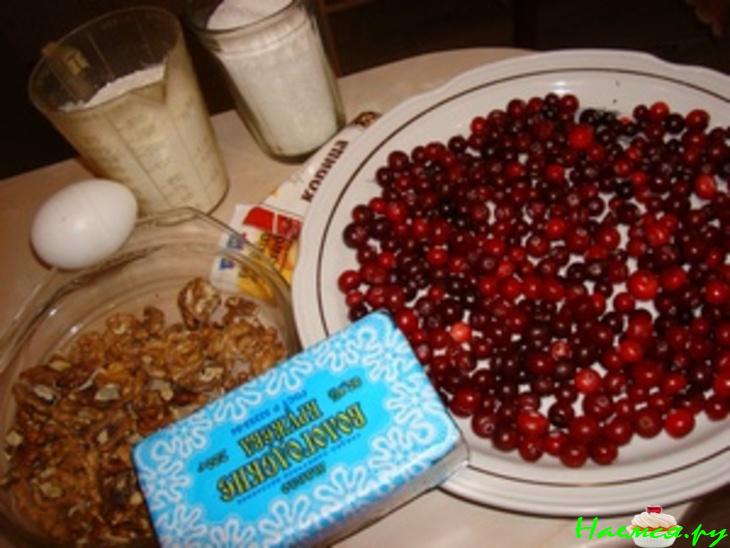 Клюквенный пирог с грецкими орехами