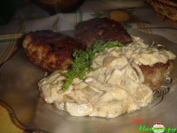 Картофельно-мясные котлеты с нежным грибным соусом. Картофельно-мясные котлеты с нежным грибным соусом.