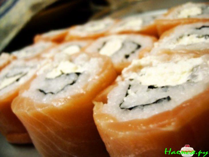 Роллы "Филадельфия" с семгой Роллы "Филадельфия" с семгой