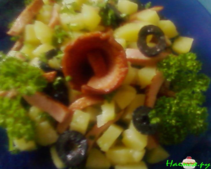 Салат "Искушение" с колбасой, картошкой и маслинами