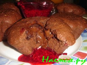 Шоколадные кексы с малиновым соусом