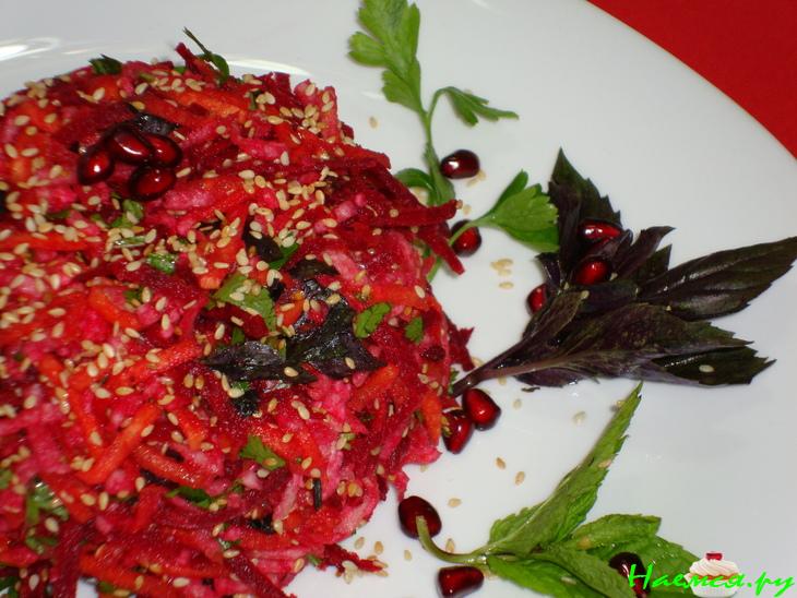 Cалат из свеклы с кольраби и кунжутом Cалат из свеклы с кольраби и кунжутом