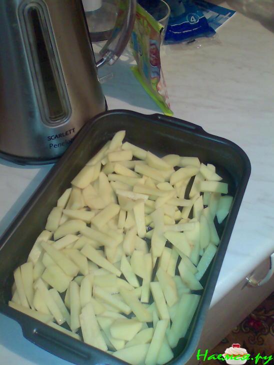 Запеканка из картофеля, макарон и сосисок