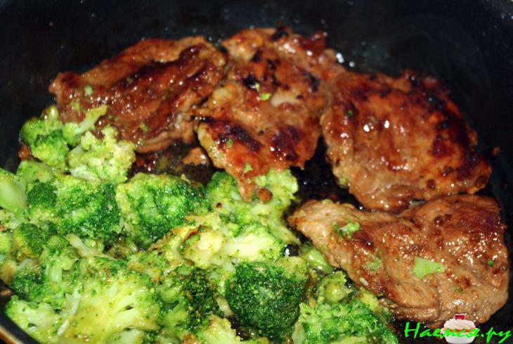 Отбивные из свинины с брокколи
