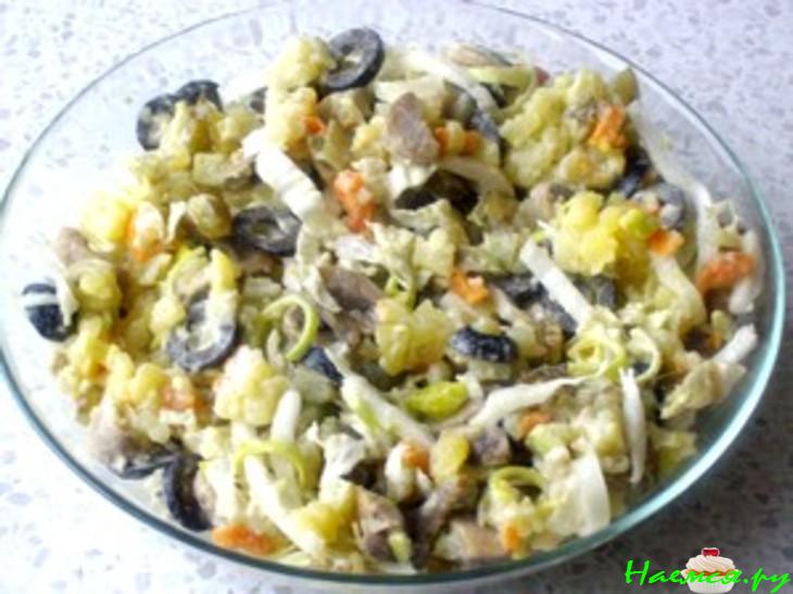 Грибной салат с авокадо и маслинами