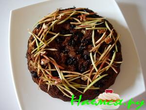 Кекс шоколадный с черной смородиной и "медовыми" яблоками