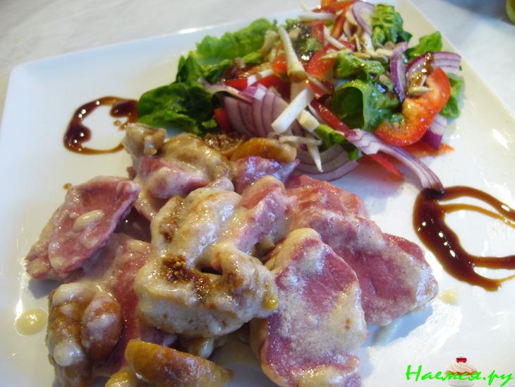 Язык, запеченный с инжиром, под сливочно-хреновым соусом