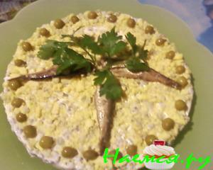 Шпротный салат с зеленым горошком