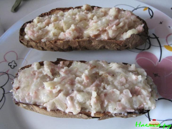 Печеная картошка с ветчиной, сыром и луком (очень просто и невероятно вкусно)