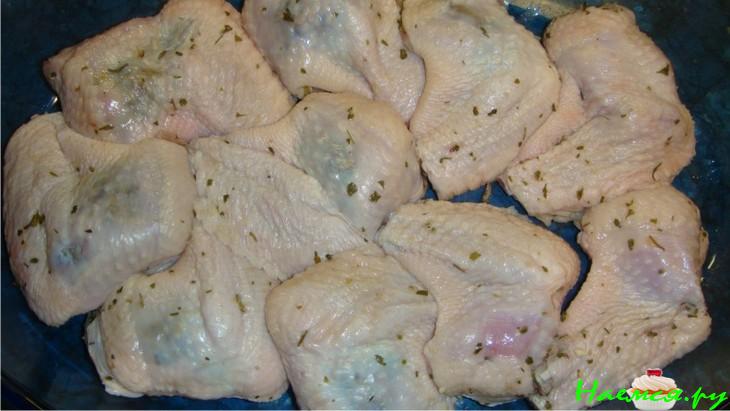 Куриные крылышки фаршированные шампиньонами с луком пореем