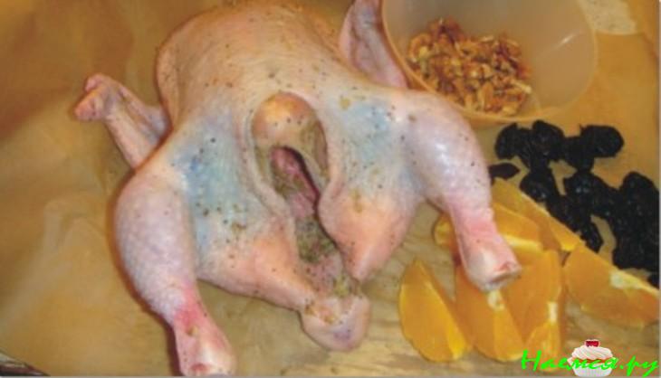 Запечённая курица с черносливом, апельсином и грецкими орехами 