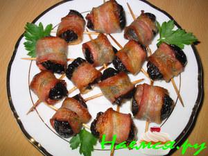 Чернослив с сыром в беконе