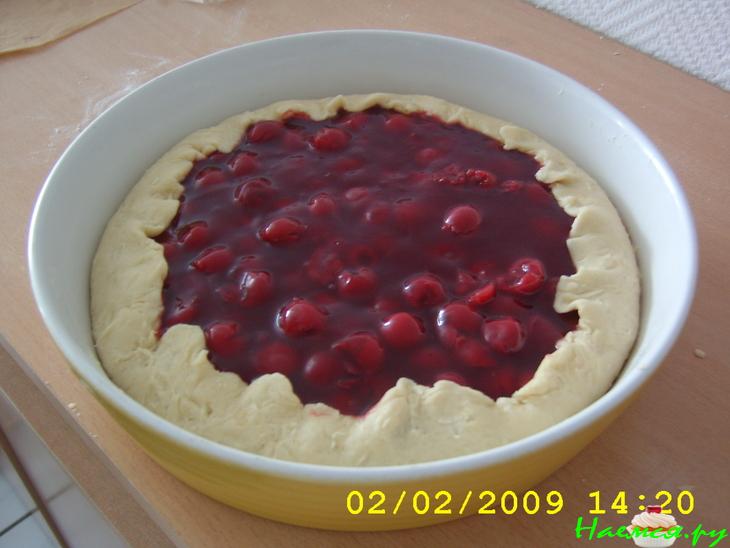 Пирог с вишнёво-пудинговой начинкой под штройзелем Пирог с вишнёво-пудинговой начинкой под штройзелем