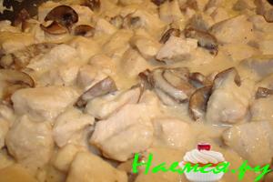 Куриное филе с грибами и сырным соусом Куриное филе с грибами и сырным соусом