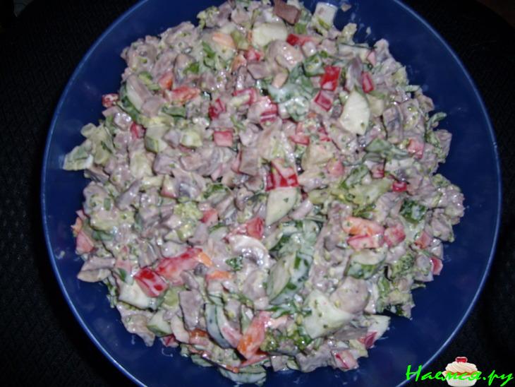 Мясной салатик с брокколи и шампиньонами