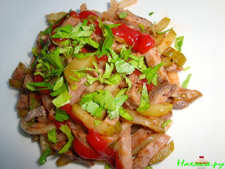 Салат с языком и маринованным луком