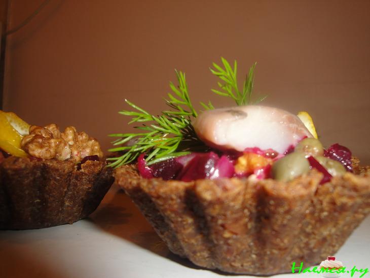 Корзиночки закусочные со свеклой и орехами