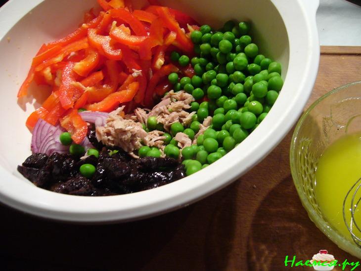 Салат с тунцом, паприкой, черносливом и зеленым горошком