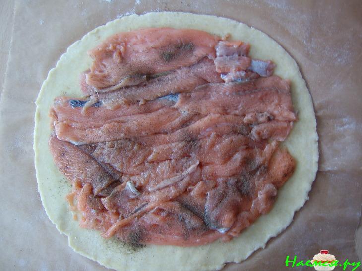 Пирог-рулет с рыбой