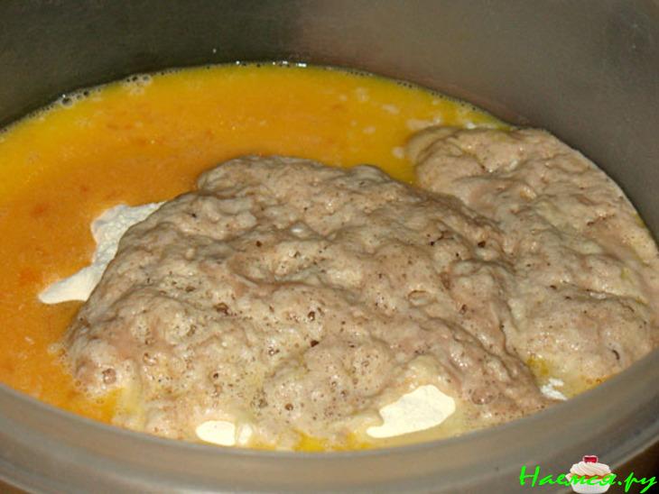 Перевёрнутый пирог из розеток, с изюмно-ореховой корочкой