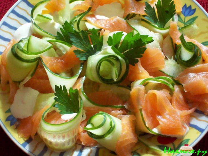 Закуска из красной рыбы с огурцом