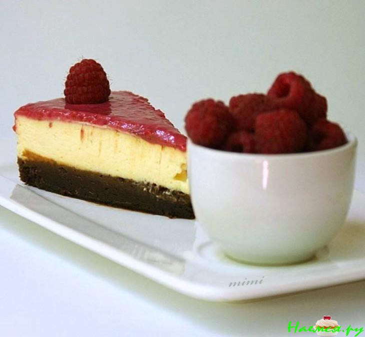 Чизкейк на брауни-основе с малиновым ганашем