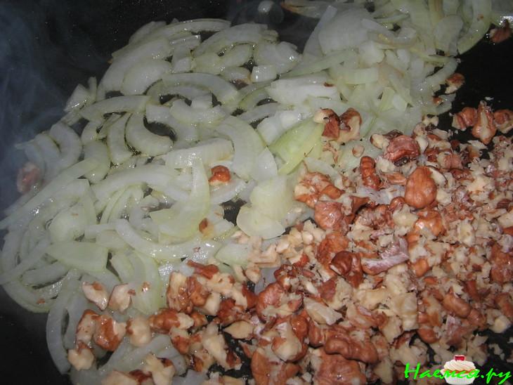 Рыба запеченная в сливках с луком и грецкими орехами 