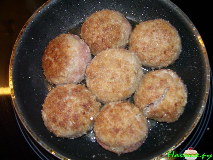 Гречаники мясные в творожно-чесночном соусе