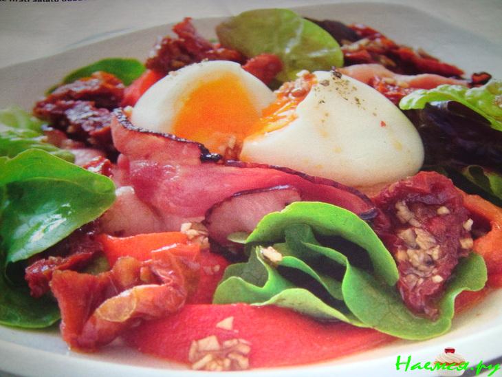 Салат Латук с сушеными помидорами и яйцом