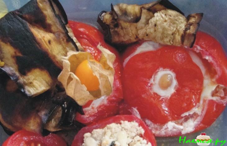 Яйцо, запечённое в помидоре