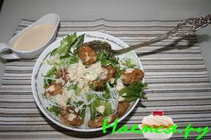 Салат фризе с грибами и рисовой лапшой