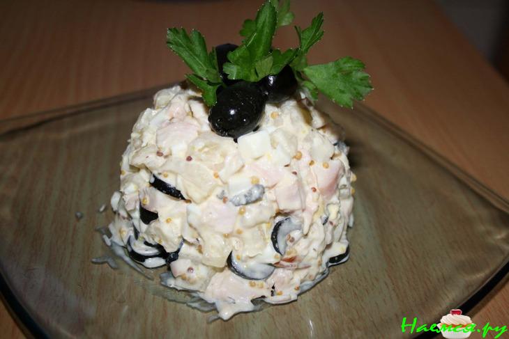 Салат "Любимый" с копченой курочкой и ананасами