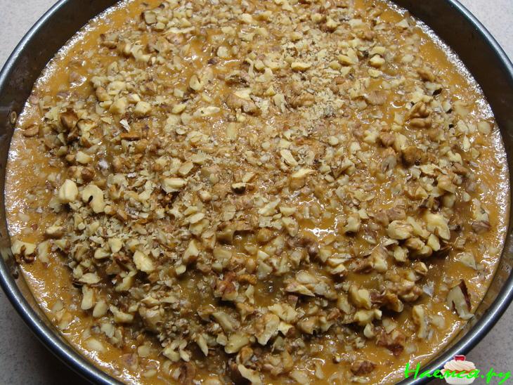 Пирог с вареной сгущенкой и орехами