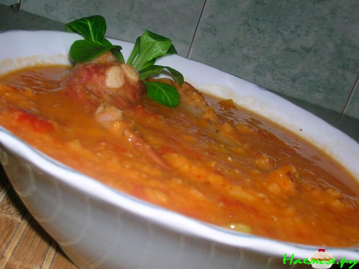 Густой чечевичный суп с копчеными свиными ребрышками Густой чечевичный суп с копчеными свиными ребрышками