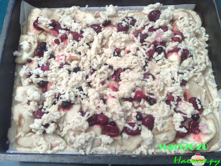 Яблочный пирог с лесными ягодами