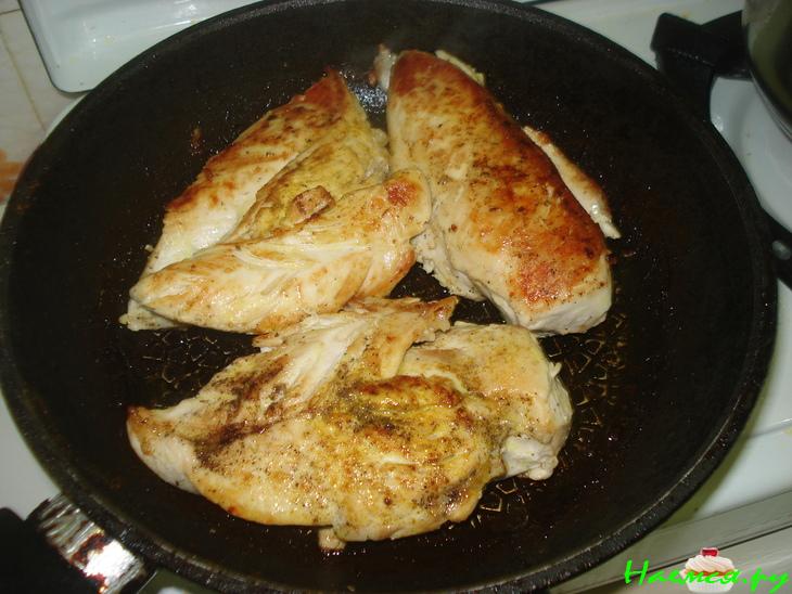 Салат из курицы с сельдереем, авокадо и салатом