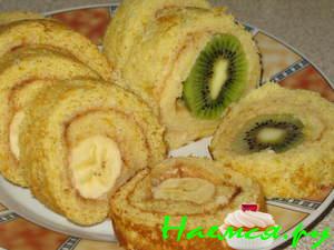 Бисквитный рулет с бананом и киви