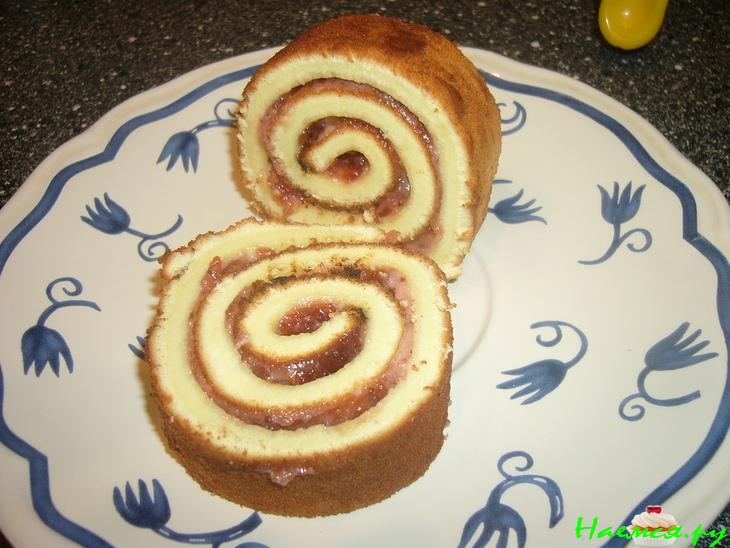 Рулет бисквитный с йогуртом и вареньем