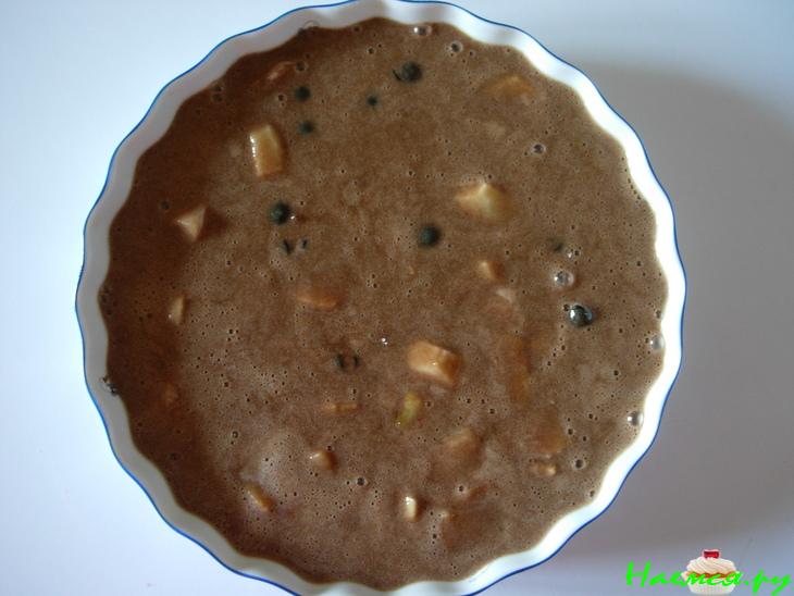 Кекс шоколадный с черной смородиной и "медовыми" яблоками