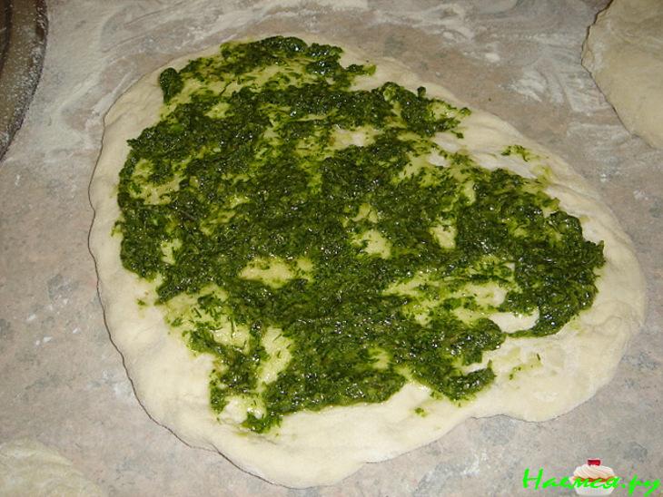 Хлеб с соусом из кориандра и соусом из вяленых помидор