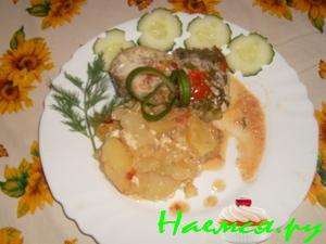 Рыба с овощами в горшочке