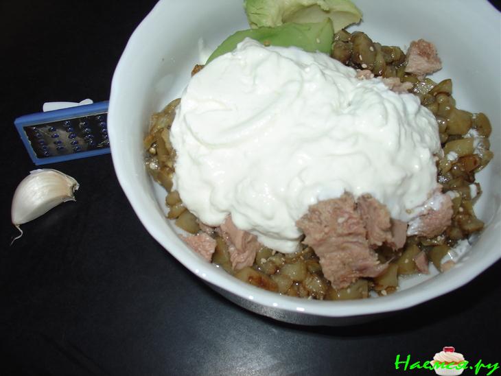 Баклажановый дип с авокадо и тунцом Баклажановый дип с авокадо и тунцом