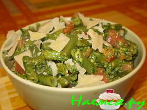 Зеленая фасоль с ароматным соусом и пармезаном