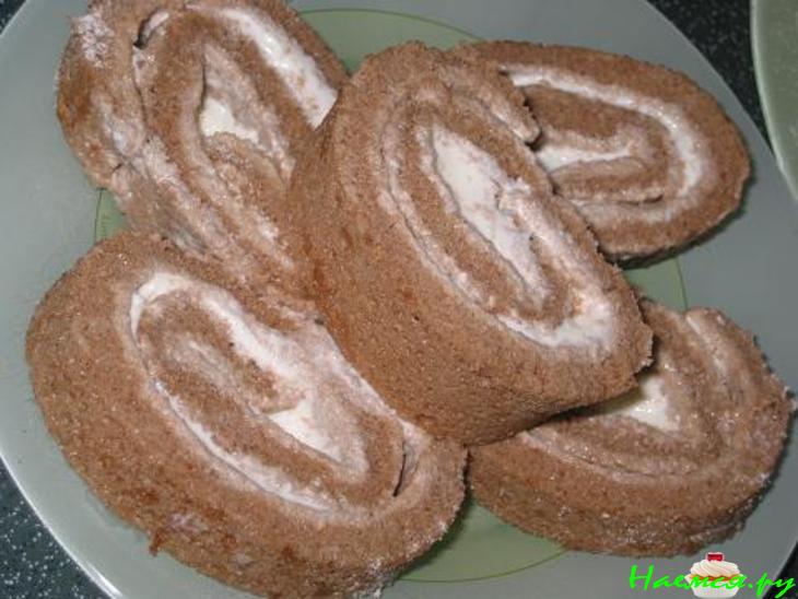 Шоколадный рулет с мороженым