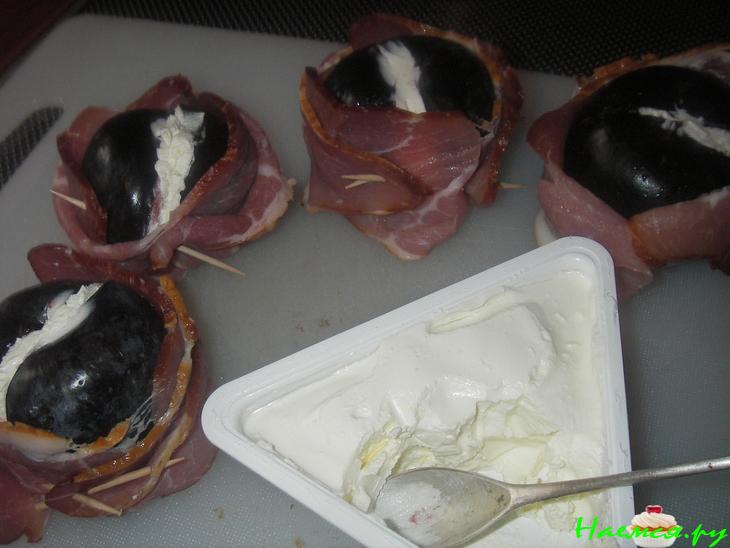 Сливы с сыром и копченой грудинкой Сливы с сыром и копченой грудинкой