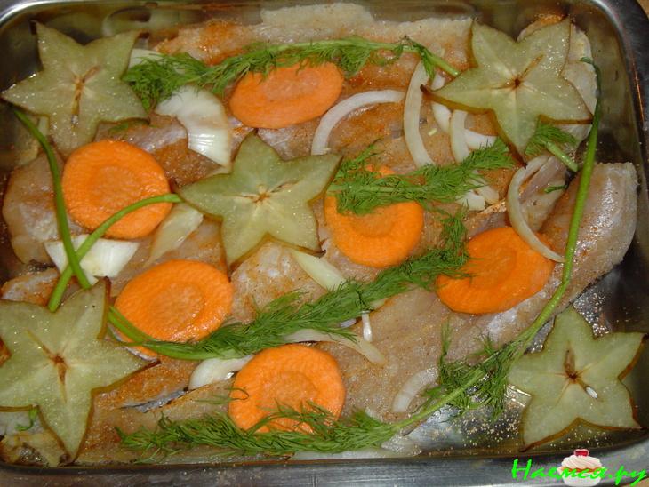 Рыба, запеченная под соевым соусом с карамболой