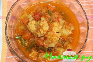 Овощное карри в йогурте с изюмом