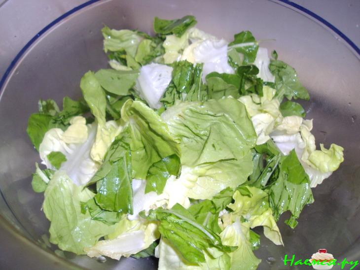 Салат с рукколой, манго и кедровыми орешками