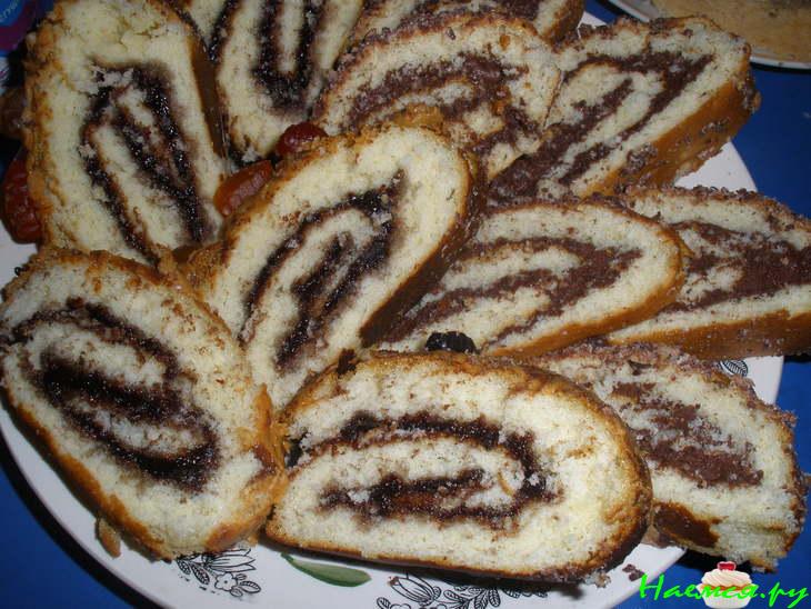 Бисквитный рулет с шоколадной начинкой и бисквитный рулет с вишнёвым джемом и ореховой пастой Бисквитный рулет с шоколадной начинкой и бисквитный рулет с вишнёвым джемом и ореховой пастой