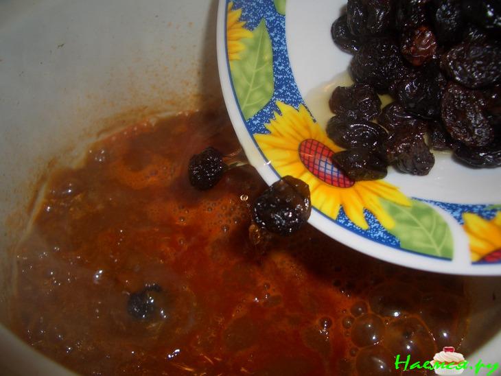 Говядина с изюмом в хлебном соусе